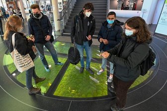 Kongressfestival in Chemnitz: Nachhaltigkeit hat viele Gesichter - Wohin zuerst? Studierende der TU Chemnitz zu Beginn ihres Besuches des Kongressfestivals "Denk weiter" im Carlowitz-Congresscenter. 