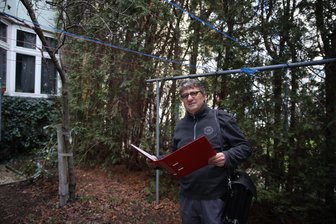 Koniferenhecke wird zum Zankapfel zweier Nachbarn: Zwickauer Zivilrichter verlegt Verhandlung ins Grüne - Frank Winkler auf seinem Grundstück. Die Hecke macht sich auch mehr und mehr in seinem Hinterhof breit. Die Nachbarn im Parterre fänden es aber toll. Sie fühlten sich, als wohnten sie im Wald.