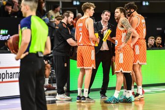 Konkurrent Ulm patzt gegen Podgorica: Niners Chemnitz können schon heute den Einzug ins Achtelfinale des Eurocups schaffen - Mit einem Sieg am Dienstag gegen Podgorica wäre Ratiopharm Ulm an den Niners vorbeigezogen. Doch sie kassierten eine hohe Niederlage.