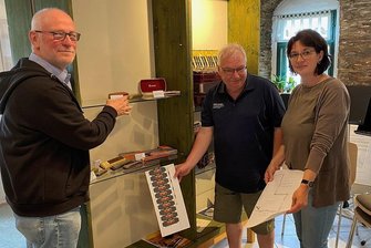 Konkurrenz auf dem Markt der Musikinstrumente: Ausstellung in Klingenthal - Xenia Brunner mit Martin Häffner (links) und Axel Pasedag beim Aufbau der Trossingen-Ausstellung in Klingenthal. 