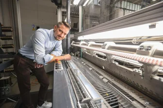 Konkurrenz aus Fernost: Wie sich ein Chemnitzer Textilforschungs-Institut neu erfunden hat - Seit 2018 Geschäftsführer beim Cetex-Institut: Sebastian Nendel an einer Biaxial Nähwirkmaschine.