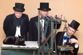 Konkurrenz für Murmeltier Phil: Erzgebirger sind auf die Katze gekommen - Was die Katze wohl dazu sagen würde? Katzenwieger Jens Lommatzsch und seine Gehilfen Jens Kopra und Jonny May (von links) beim Probewiegen mit Kater Nero.