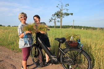 Konkurrenz - ja bitte! Wie vogtländische Landfrauen beim Binden von Erntekronen helfen wollen - Marion Benesch (l.) und Ines Teubert haben mit den anderen Landfrauen Gerste geschnitten.