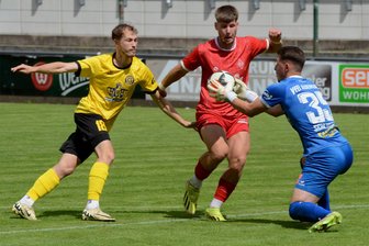 Konkurrenzkampf zwischen den Pfosten? Beim VfB Auerbach wechseln sich zwei Torhüter ab - VfB-Torhüter Maximilian Schlosser fängt den Ball vor Gino Dörnte von Einheit Wernigerode, links ist noch Louis Schmidt einsatzbereit.