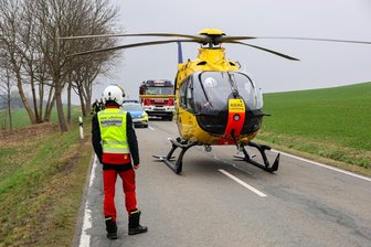 „Konnten leider keine Person mehr retten“: Tödlicher Unfall im Erzgebirge - Hubschrauber landet auf Staatsstraße - Ein Rettungshubschrauber ist nach einem Verkehrsunfall am Montag auf der Staatsstraße 283 in Lößnitz gelandet.