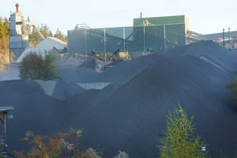 Konsens glättet Wogen um den Steinbruch - Staubfangnetze an der Brecheranlage und ein Wall sorgen jetzt für weniger Belastung.
