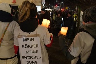 Konsequenz aus der Impfpflicht erst mit Verzug befürchtet - Seit Wochen protestieren Mitarbeiter von medizinischen und Pflegeeinrichtungen am Rande der "Montagsspaziergänge" in Freiberg gegen die Impfpflicht. 