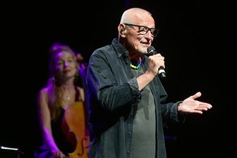 Konstantin Wecker in Bad Elster: „Lasst uns liebevolle Rebellen sein“ - Konstantin Wecker trat mit „Lieder meines Lebens“ in Bad Elster auf.