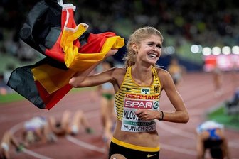 Konstanze Klosterhalfen: Gezweifelt, gelitten, gekämpft und gewonnen - Konstanze Klosterhalfen auf der Ehrenrunde, die sie am liebsten zwei- oder auch dreimal gelaufen wäre.