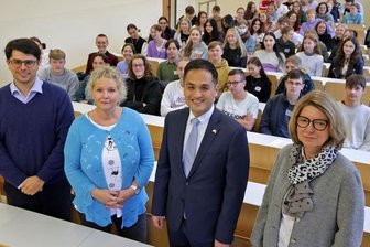 Konsul besucht Gymnasium - Der US-Generalkonsul Kenichiro Toko (Zweiter von rechts) war am Montagmittag im Glauchauer Georgius-Agricola-Gymnasium zu Gast.