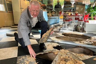 Konsum-Verkaufsstelle im Landwirtschaftsmuseum Blankenhain dicht: Löcher im Fußboden - Rainer Otto, Schatzmeister des Fördervereins Landwirtschaftsmuseum, schaut sich den Schaden an.