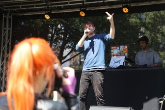 "Konsumgut: Ost" in Chemnitz: Sächsische Popkultur auf der Schloßteichinsel - Rapper Joca in Aktion.