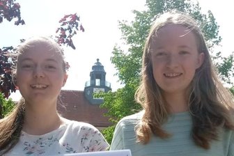 Konsumverhalten in DDR und BRD: Burgstädterinnen gewinnen mit Comic Jugendwettbewerb - Sarah Otto (rechts) und Heidi Matthes vom Burgstädter Gymnasium (im Hintergrund) haben bei einem Jugendwettbewerb mit dem Comic "Einkaufen mit Papa" einen 3. Preis und 500 Euro gewonnen.