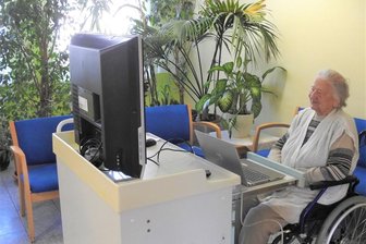 Kontaktaufnahmen in Pflegeheim sind trotz Auflagen möglich - Bewohnerin Hildegard Dempe gehört zu den Bewohner, die das Angebot nutzen.