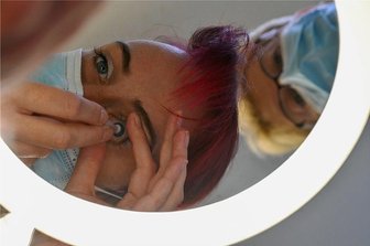 Kontaktlinsen sind oft die bessere Brille - Romy Höher übt unter den Augen von Schwester Angela Hofmann das Einsetzen der Linse. 
