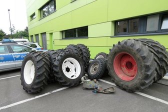 Kontrolle auf der A 4: Polizei stößt auf gestohlene Traktorreifen - Auf der Ladefläche des Transporters fanden die Polizisten Traktorreifen und Steuerteile.
