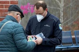 Kontrolle der Coronaregeln: Wenn die Polizei an der Haltestelle steht - Geimpft, genesen, getestet? Vor dem Einsteigen wird das kontrolliert.
