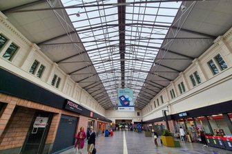 Kontrolle eskaliert am Chemnitzer Hauptbahnhof: Mann wirft Gebetstafel nach Polizisten - In der Chemnitzer Bahnhofshalle endete eine Personenkontrolle in Gewalt gegen Polizisten.