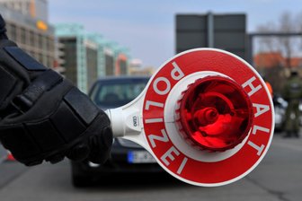 Kontrolle in Netzschkau: Fahrer und Beifahrer tauschen Plätze - Bei einer Kontrolle in Netzschkau sind der Polizei zwei Verkehrssünder ins Netz gegangen (Symbolbild).