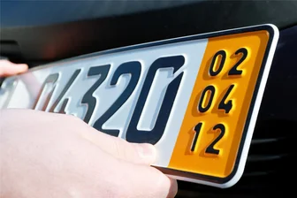 Kontrolle nach Hinweis in Aue: Polizei stellt nicht nur falsches Kennzeichen sicher - Ein falsches Kurzzeitkennzeichen wurde in Aue einem Mann zum Verhängnis.