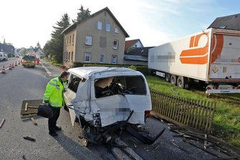Kontrolle verloren - Laster demoliert zwei Transporter - 