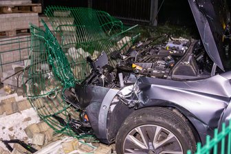 Kontrolle verloren – Skoda-Fahrerin im Erzgebirge verunglückt - Das Auto kam an einer Palette mit Straßenpflaster zum Stehen.