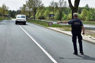 Kontrollen am Grenzübergang Schönberg: Was Polizei und Zoll erleben - Am Grenzübergang Schönberg-Vojtanov fand am Mittwoch eine Fahrzeugkontrolle durch Beamte der Bundespolizei, die Landespolizei und des Zolls statt. 
