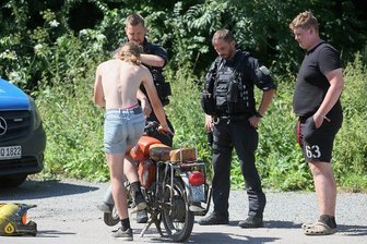 Kontrollen bei Simsontreffen in Zwickau: Jedes zehnte Moped auffrisiert - Am Moped von Merlyn Klöden, der mit Tom Böhmelt (rechts) zum Simson-Treffen gekommen ist, haben die Beamten nach einer intensiven Kontrolle nichts zu beanstanden. 
