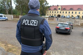 Kontrollen im „Königreich Deutschland“: Warum Behörden bei den Reichsbürgern in Halsbrücke einen langen Atem brauchen - Die jüngste Razzia auf dem Kanzleilehngut in Halsbrücke, welches von Peter Fitzek zum sogenannten „Königreich Deutschland“ gezählt wird, fand vor knapp zwei Wochen statt.
