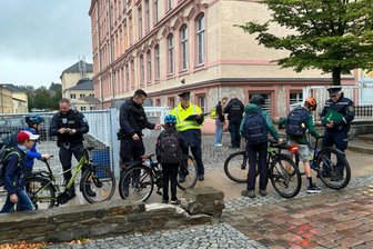 Kontrollen vor Freiberger Schulen: Mehr als die Hälfte der Fahrräder mangelhaft - Kontrolliert wurde am Dienstagmorgen auch vor dem Haus Dürer des Schollgymnasiums.
