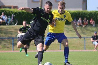 Kontrollierte Offensive ohne Treffer - Intensive Zweikämpfe wie hier zwischen Reichenbachs Pascal Kästner (rechts) und dem Chemnitzer Belmin Mesan gab es viele im Spitzenspiel der Landesklasse. 
