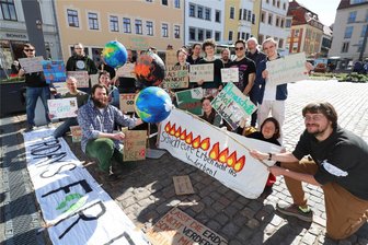Kontroverse Debatte im Freiberger Stadtrat: Klimaplan bleibt in der Warteschleife - Das Bündnis „Freiberg klimaneutral“ hatte vor Beginn der Stadtratssitzung am Donnerstag zu einer Demo auf dem Obermarkt der Silberstadt für mehr Klimaschutz aufgerufen.