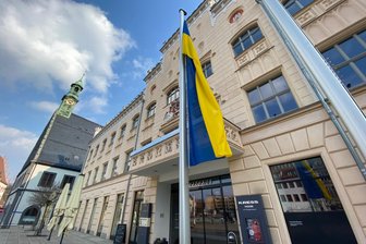 Kontroverse um Flaggen vor dem Zwickauer Rathaus: So hat der Stadtrat entschieden - Einmal im Monat weht die ukrainische Flagge vor dem Zwickauer Rathaus. Ist es damit bald vorbei?