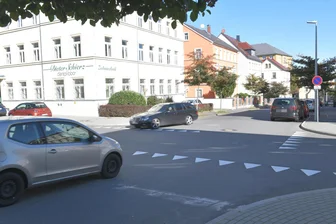 Kontroverse um Freibergs „Haifischzähne“: Spott und Lob für neue Markierung - Der Kreuzungsbereich Humboldtstraße/Buchstraße in Freiberg ist neu gekennzeichnet worden.