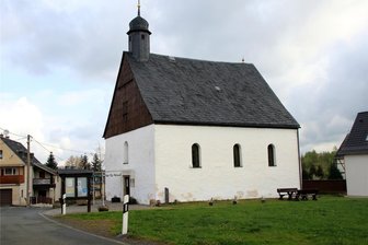 Kontroverse um Grundstück an der Kapelle Neuensalz: Gemeinde will Vorkaufsrecht nutzen - Eine Wiese, zwei Kaufinteressenten. Nur einer kann den Zuschlag erhalten.
