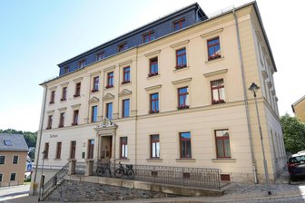 Kontroverse um öffentliches Rathaus-WC in Markneukirchen: Schlüsselregelung hinterfragt - Über die Klo-Nutzung im Rathaus Markneukirchen (Foto) gehen die Meinungen auseinander.