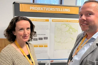 Kontroverse um Windpark-Pläne in Reinsberg zwischen Energie und Natur: „Ich sehe von meinem Haus aus den Milan jagen“ - Nancy Döhnert und Jim Puntschuh von der Meißner UKA-Gruppe erläuterten die Pläne für einen Windpark bei Dittmannsdorf.
