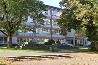 Kontroverse um Winklerschule Freiberg: Das sagt der Oberbürgermeister - Die herbstliche Idylle ist getrübt: An der Clemens-Winkler-Schule in Freiberg sollen die aktuell 209 Oberschüler mehr Platz für die inzwischen 277 Grundschüler machen. Darüber gibt es heftige Debatten.