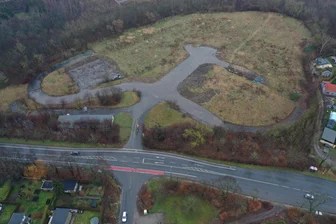 Kontroverse um Zwickauer Fahrübungsplatz: Unklarheit über Schadstoffe und fehlende Genehmigungen nach Erdablagerungen - Der ehemalige Fahrübungsplatz in Zwickau wird auf einer Teilfläche für Erdablagerungen genutzt.
