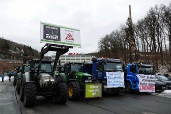 Konvoi rollt von Zschopau nach Chemnitz - Mehr als 100 Traktoren, Lkw und Kleintransporter sind am Montag von Zschopau aus nach Chemnitz gefahren.