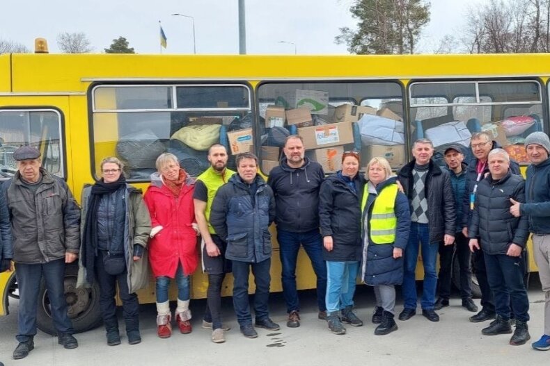 Konvoi schafft Hilfsgüter an die Grenze und nimmt Menschen mit - Deutsche und ukrainische Helfer vor der Übergabe von Hilfsgütern an der Grenze. Darunter die Chemnitzer Landtagsabgeordneten Kathleen Kuhfuß (7. v. r.) und Susanne Schaper (3. v. l.)