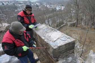Helmut Ries und Gerhard Stricker erneuern den Kanonenhof am Schloss Wolkenburg. 