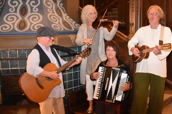 Konzert am Kachelofen im alten Oederaner Bahnhof: Musikalischer Auftakt zum neuen Jahr - Die Band Holderfolk spielt am Samstag in der „Schiene“ im alten Bahnhof in Oederan.