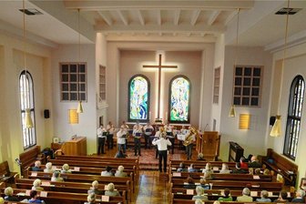 Konzert beendet dreijährige Sanierung von Ellefelder Kirche - Die Ellefelder Auferstehungskirche ist nach umfangreichen Baumaßnahmen im Kirchensaal mit einem Festgottesdienst wieder eingeweiht worden. Dabei spielten der Bläserchor der Kirchen Ellefeld und Falkenstein.