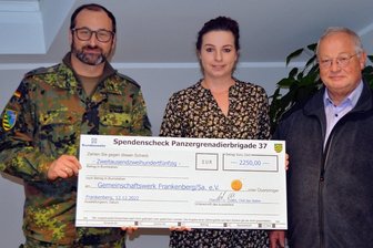 Konzert der Panzergrenadierbrigade in Frankenberg bringt 4500 Euro Spenden - Oberstleutnant Halit Özbek gab Anna Thum im Beisein von Bürgermeister Thomas Firmenich die 2250-Euro-Spende.