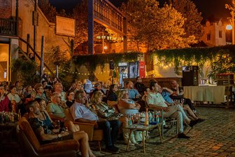 Konzert, Film und Menü: Chemnitzer Kino lädt zu Sommernächten ein - Die Film-Abende im Tuffnerhof können lauschig sein.