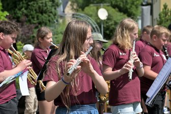 Konzert im Erzgebirge: Kinder spielen für Senioren - Die Bläserklasse der Turley-Oberschule Oelsnitz hat im AWO-Seniorenzentrum ein Konzert gegeben.