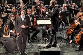 Konzert im Freiberger Theater: Kapitän Beomseok Choi steuert das Schiff sicher in den Hafen - Beomseok Choi interpretierte 4 Gedichte von Walt Whitman, darunter „O Captain! My Captain!“. l