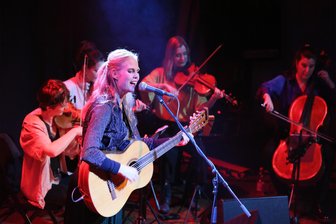 Konzert im Gasometer Zwickau: Dota mit Texten, die direkt ins Herz finden - Dota mit den Damen ihres Streichquartettes.
