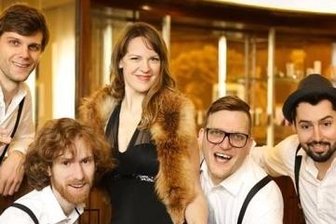 Konzert im Pfarrhof von Schwarzbach - Die Band Ciders and Suspenders spielt am Sonntag im Schwarzbacher Pfarrhof auf. 